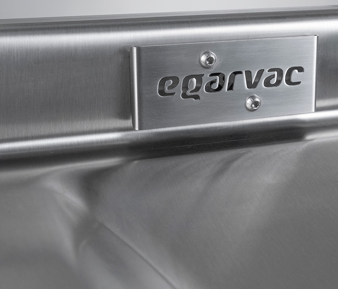 Logotipo EGARVAC en máquina de envasado