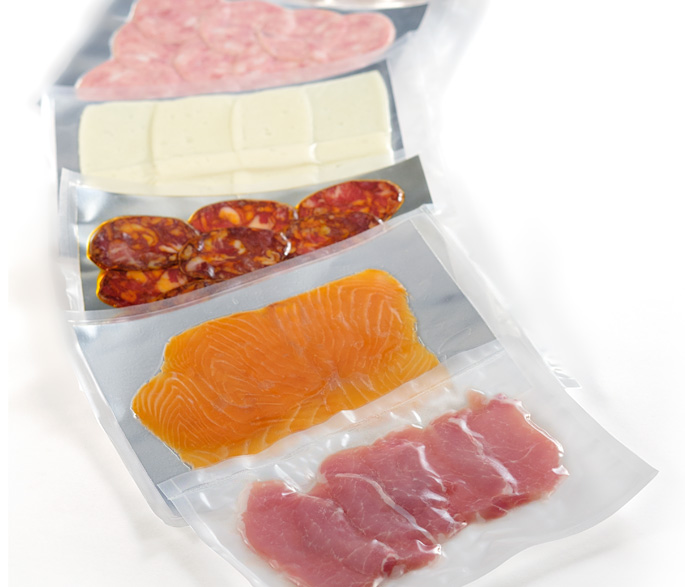 Productos envasados como embutidos, salmón y queso, mostrando ejemplos de envases sellados con las máquinas EGARVAC